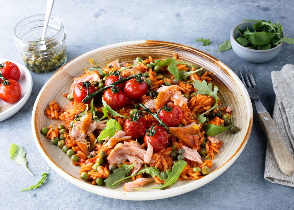 Orzo risotto met zalm en doperwten