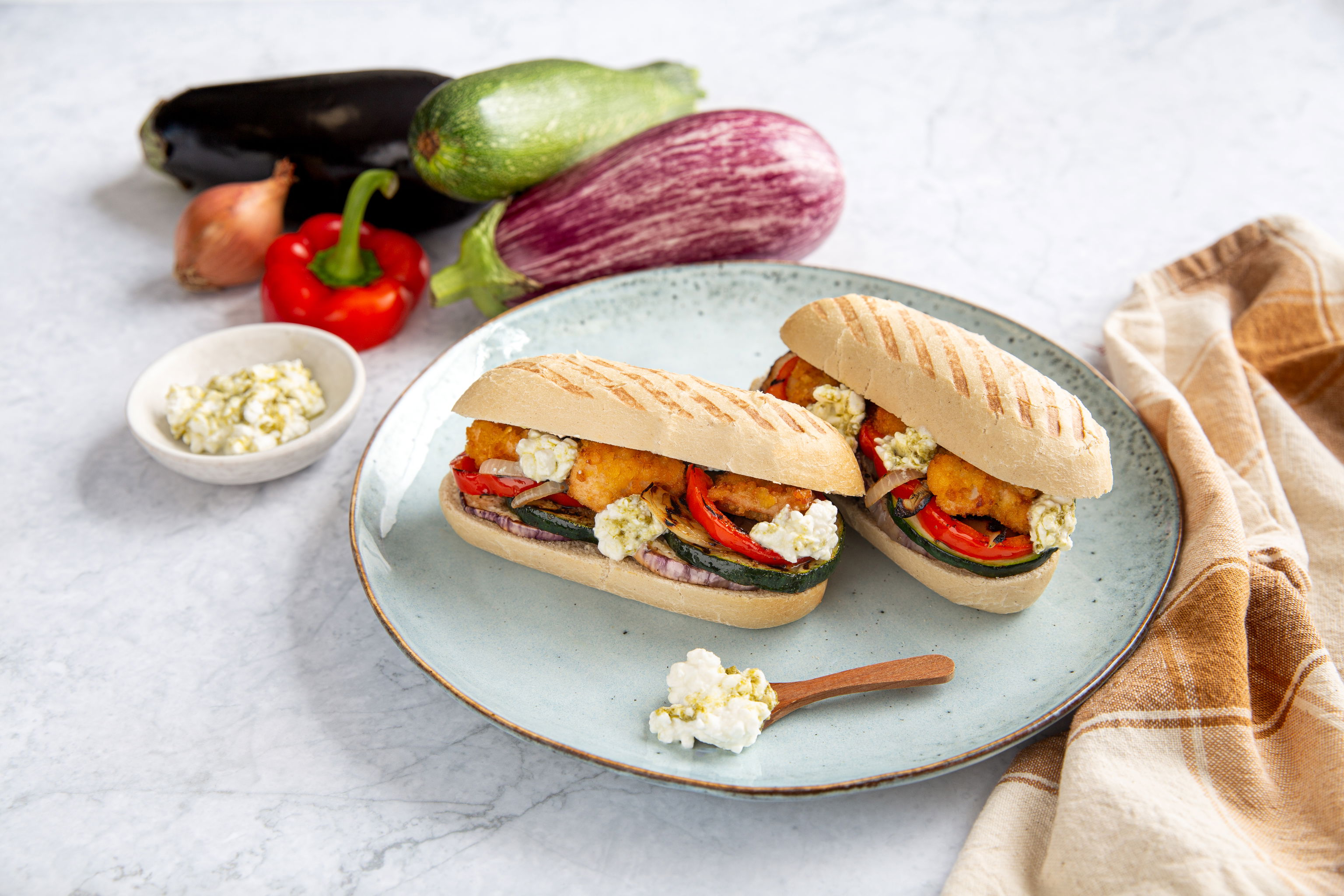 Panini met krokante kip, gegrilde groenten en hüttenkäse-pesto