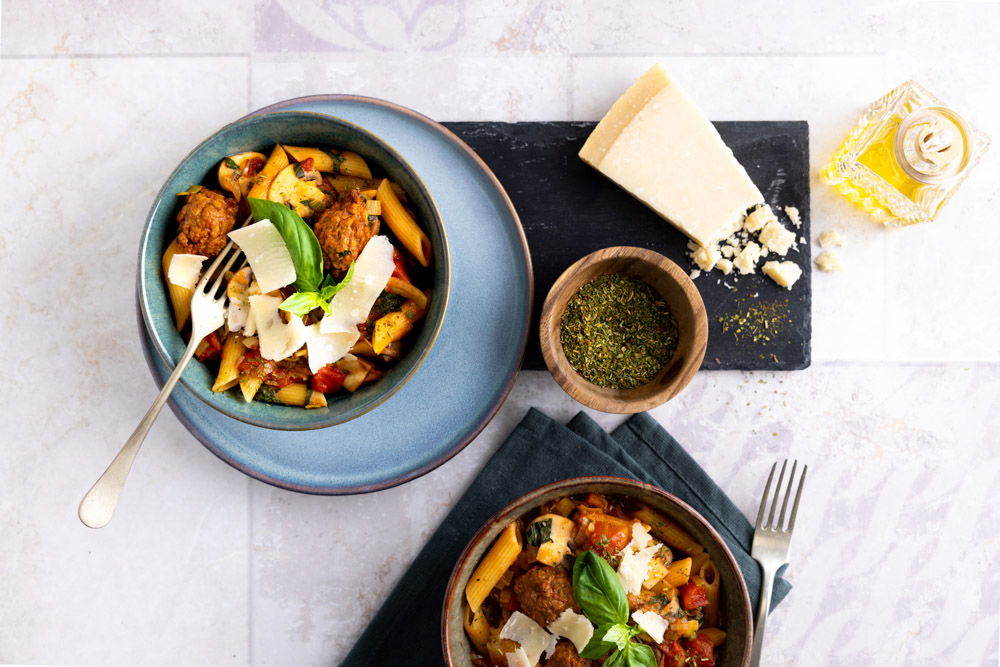 Pasta met vegetarische gehaktballetjes, prei en champignons