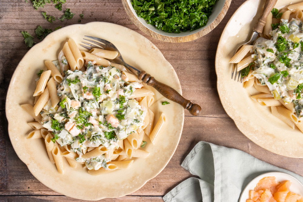Pasta met gerookte zalm, prei en boerenkool