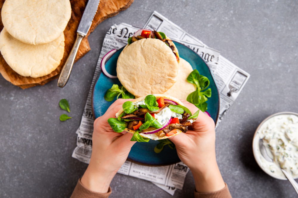 Vegetarische pita gyros van oesterzwam met tzatziki