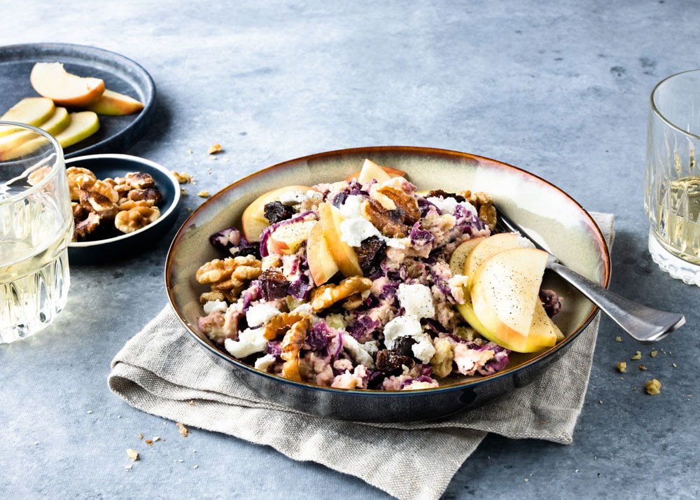 Rode kool stamppot met appel, geitenkaas en walnoten
