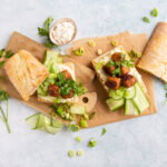 Stokbroodje gehaktbal met hüttenkäse en honing-mosterdsaus