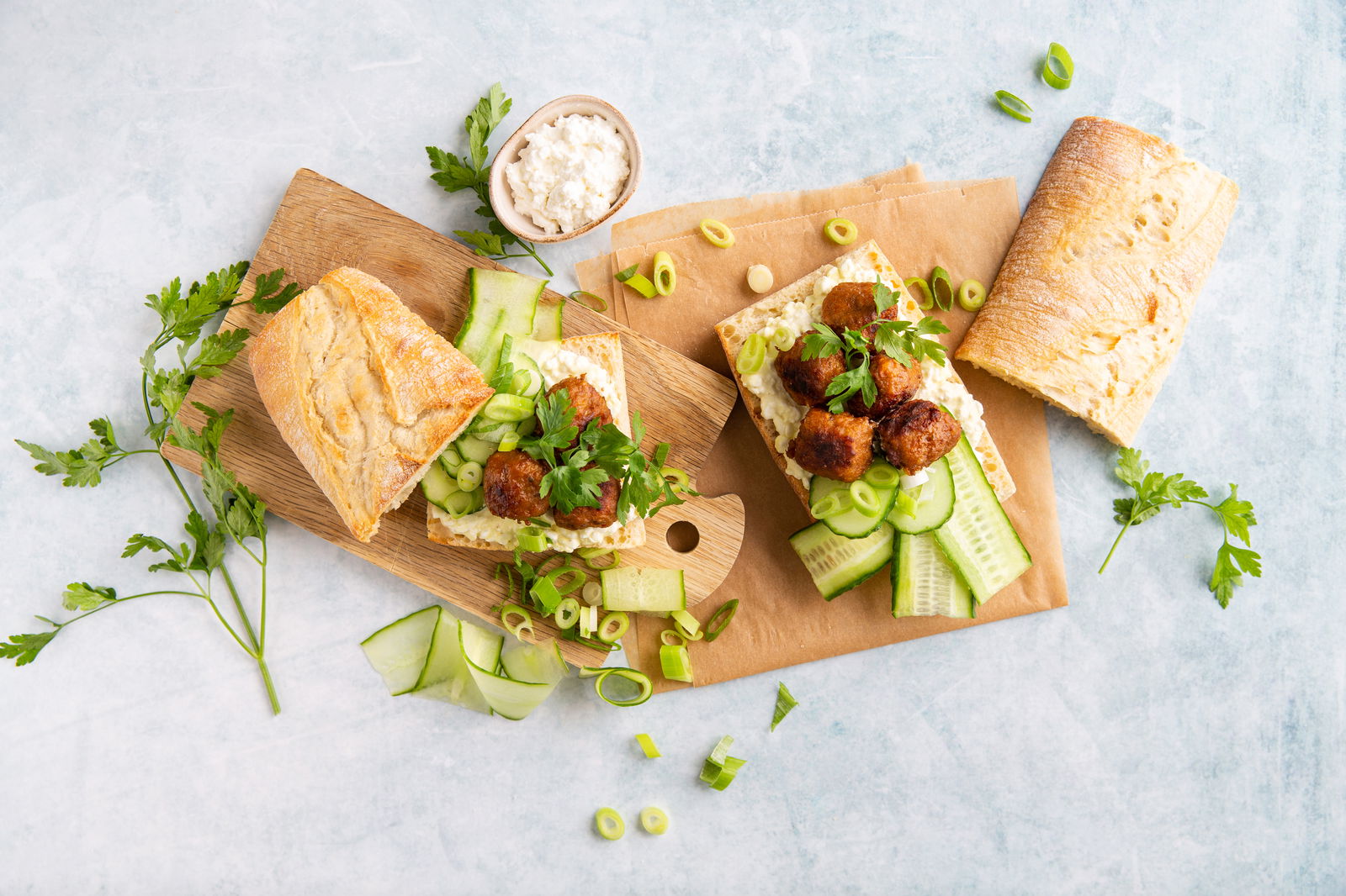 Stokbroodje gehaktbal met hüttenkäse en honing-mosterdsaus