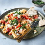 Strapatsada: traditioneel Grieks eiergerecht met tomaten en feta