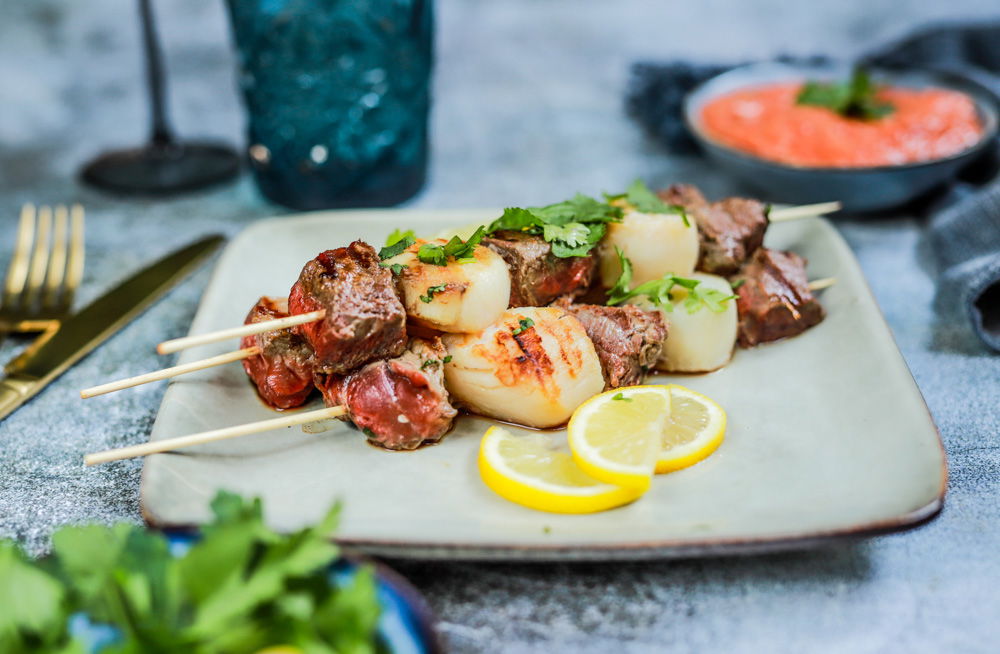 Surf en turf spiesjes met snelle romesco saus