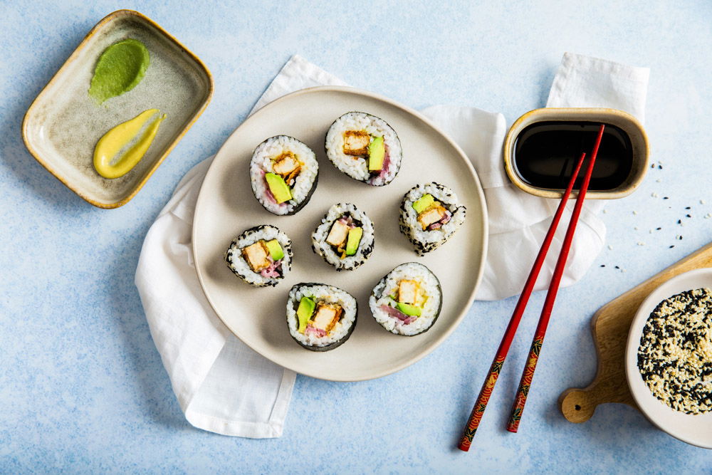 Sushi met krokant gepaneerde tofu, avocado, ingelegde ui en Japanse mayonaise