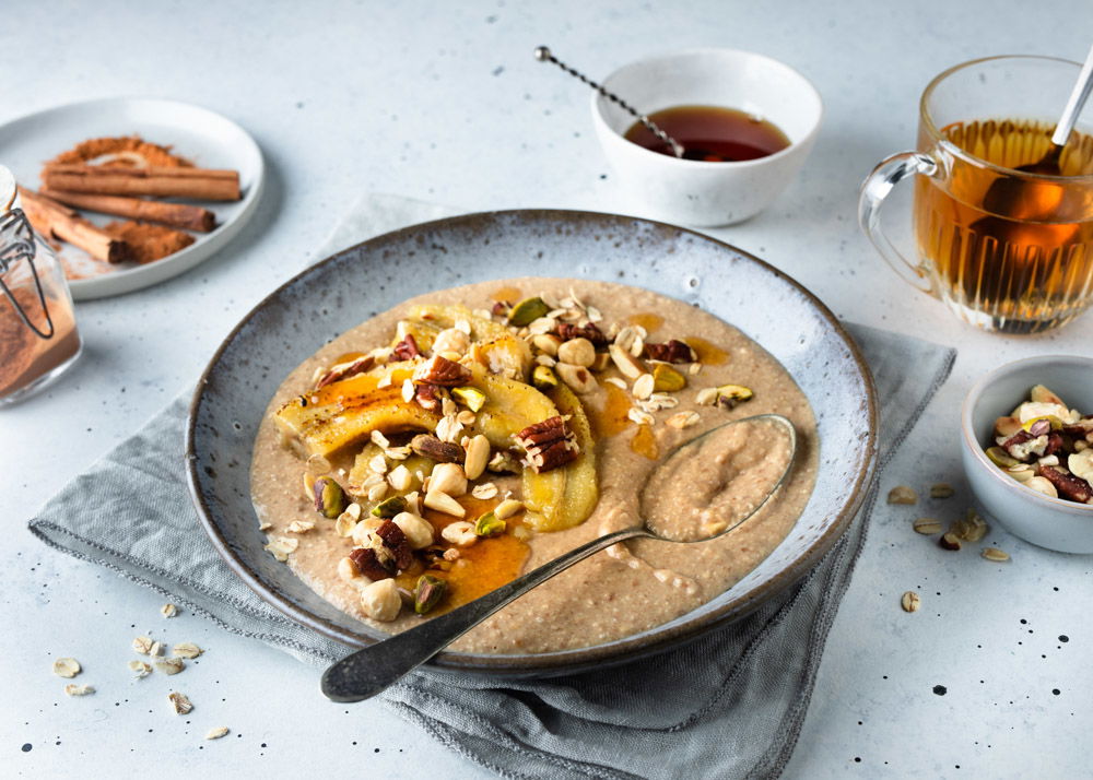 Vegan havermout bowl met gebakken banaan & noten