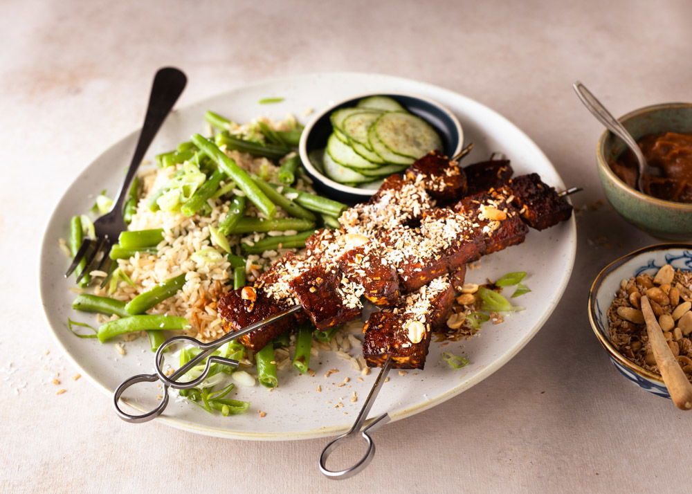 Vegan tempeh saté met zilvervliesrijst en sperziebonen