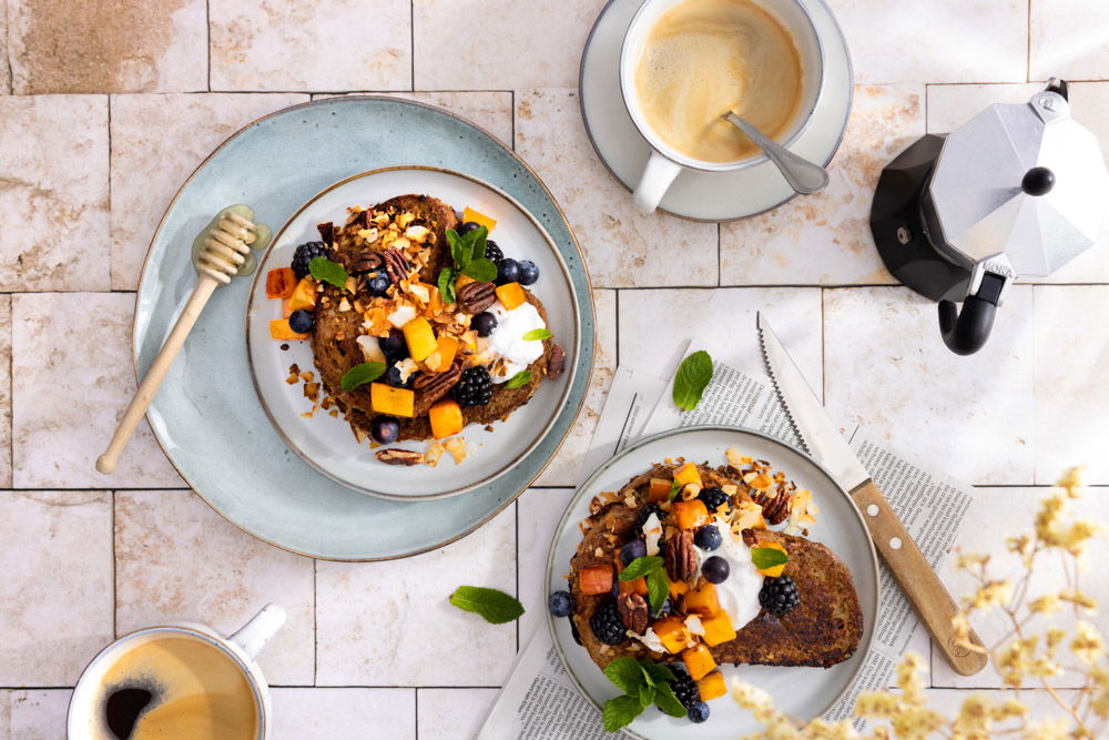 Vegan wentelteefjes met kokosyoghurt en gebakken kaki