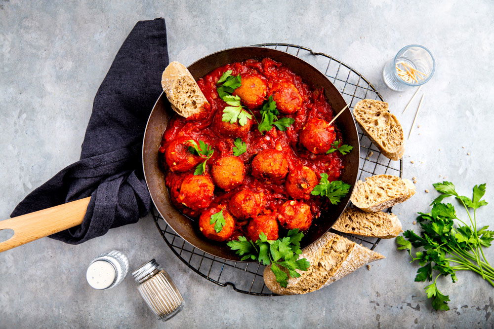 Vegetarische gehaktballen in pittige saus met stokbrood 1