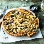 Vegetarische paddenstoelenquiche met walnoten en gruyère