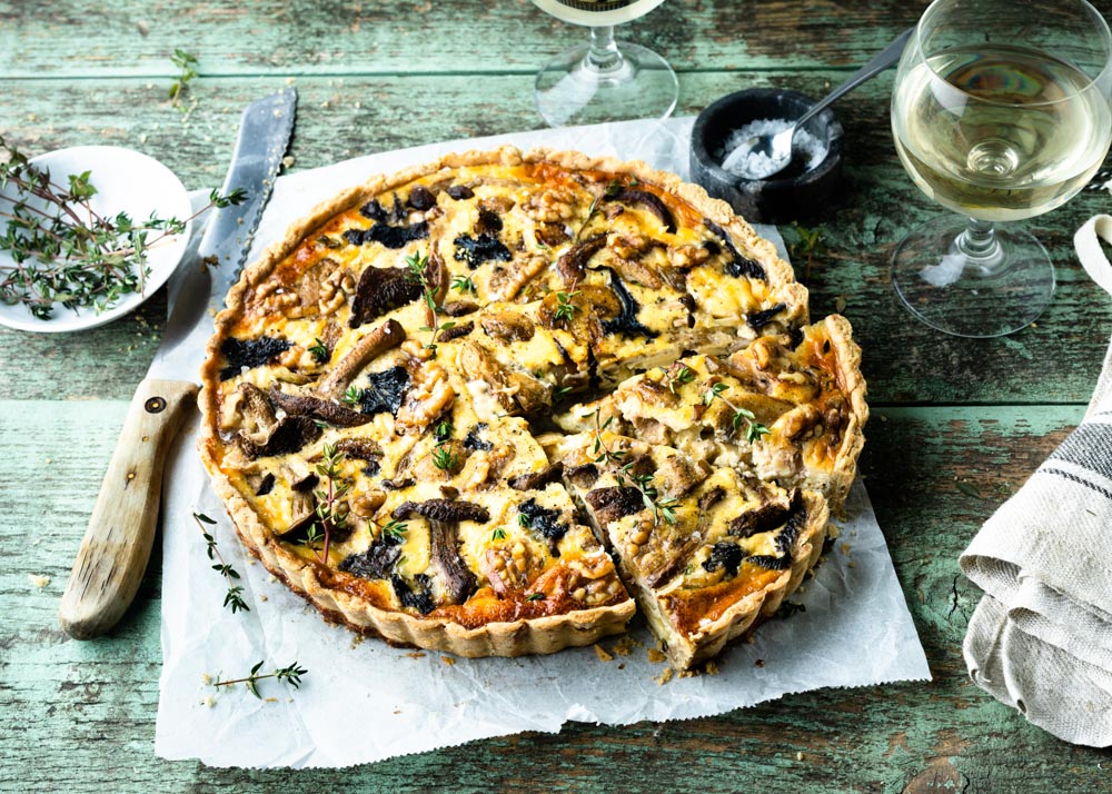 Vegetarische paddenstoelenquiche met walnoten en gruyère