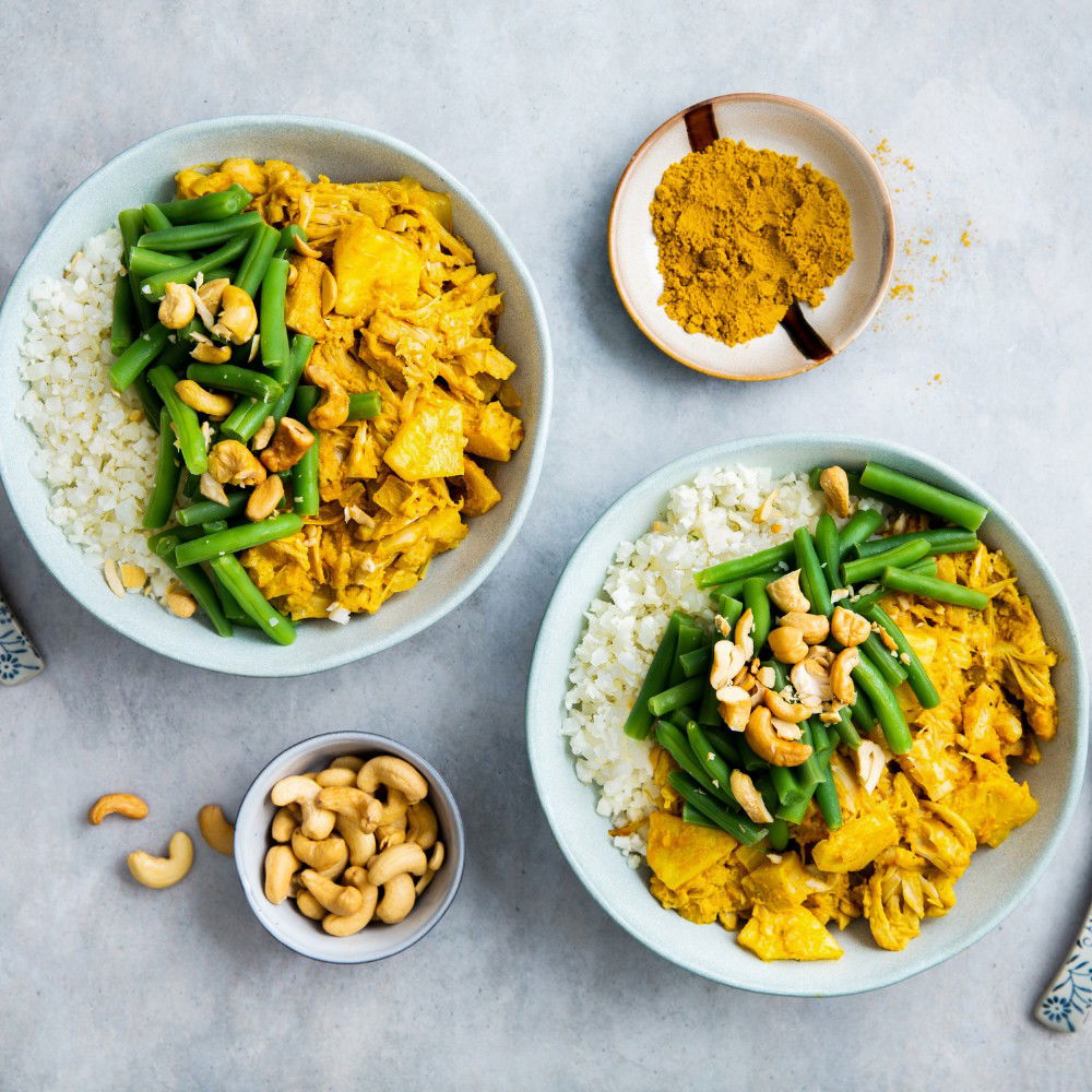 Vegan jackfruit-kerrie met bloemkoolrijst en boontjes