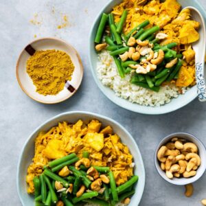 Vegan jackfruit-kerrie met bloemkoolrijst en boontjes