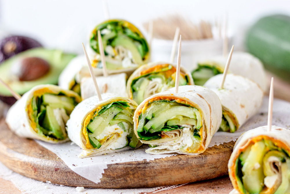 Wraps met pompoenhummus, avocado, courgette en feta