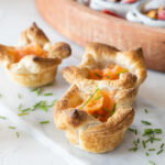 Bladerdeegtaartjes met roomkaas en gerookte zalm