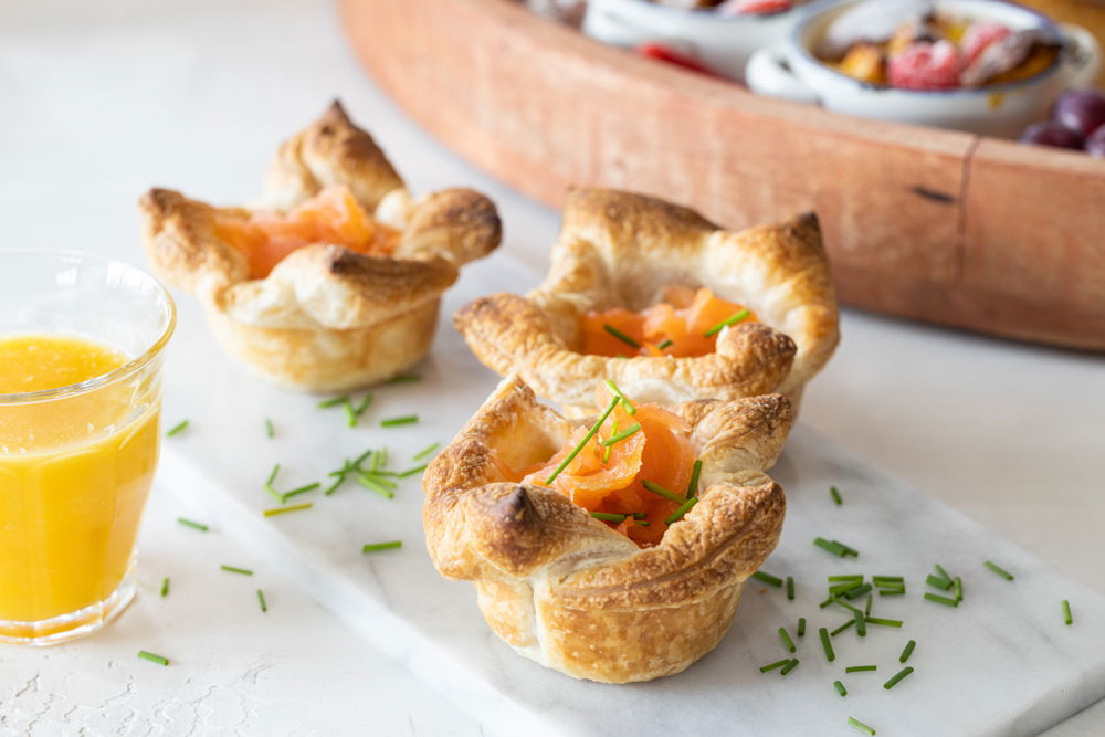 Paasbrunch gevulde bladerdeegbakjes met zalm