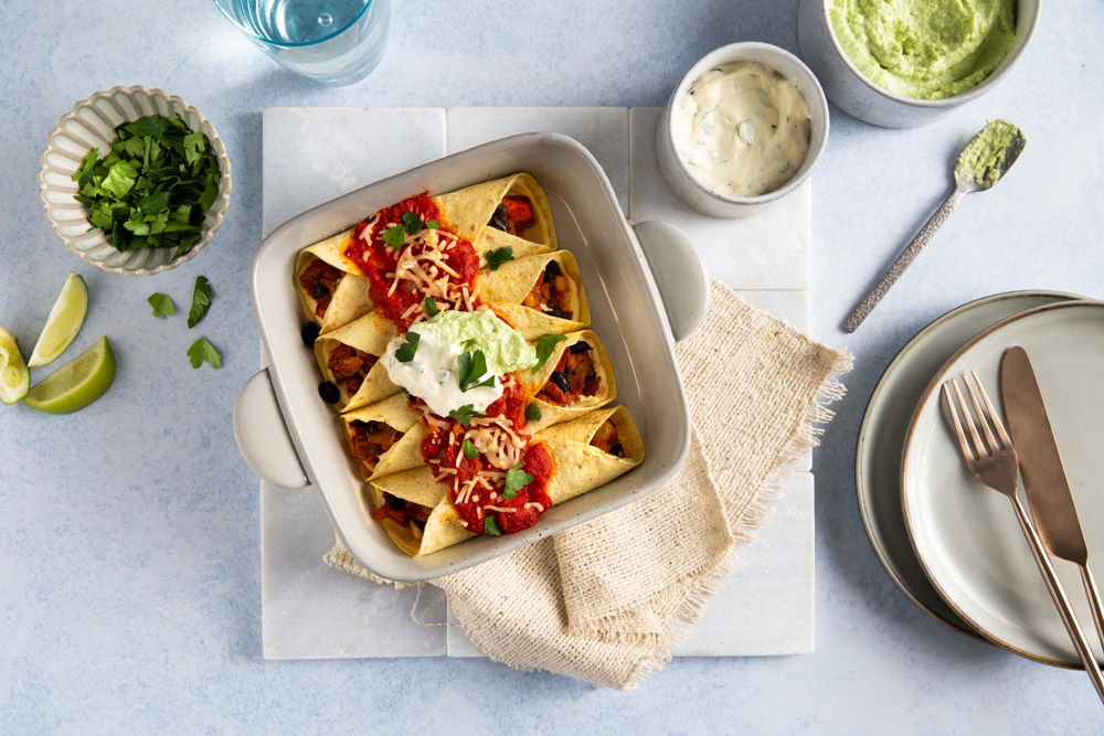 Enchilada’s met gehakt, zoete aardappel en knoflooksaus