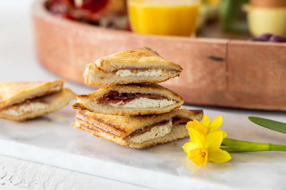 Mini tosti met geitenkaas en prosciutto