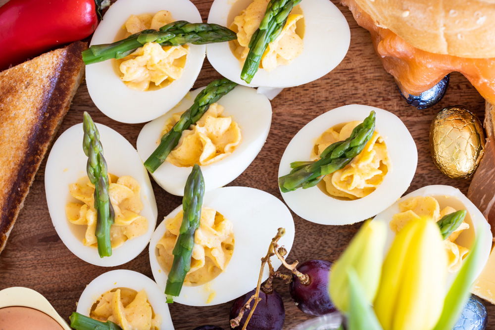 Gevuld ei met groene asperge