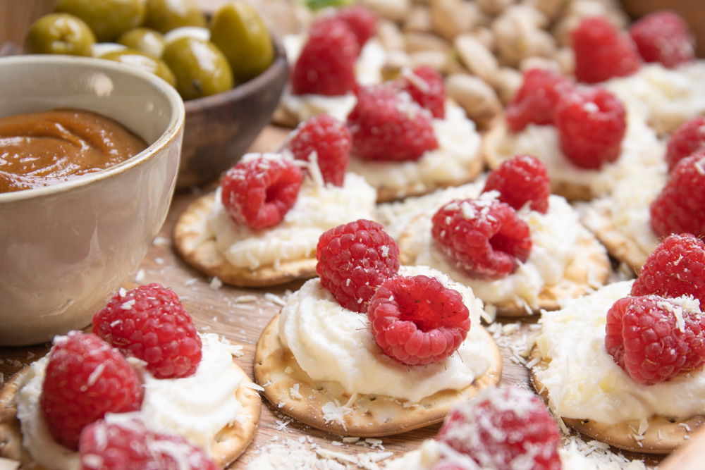 Mini Matze Met Slagroom, Framboos, Witte Chocolade