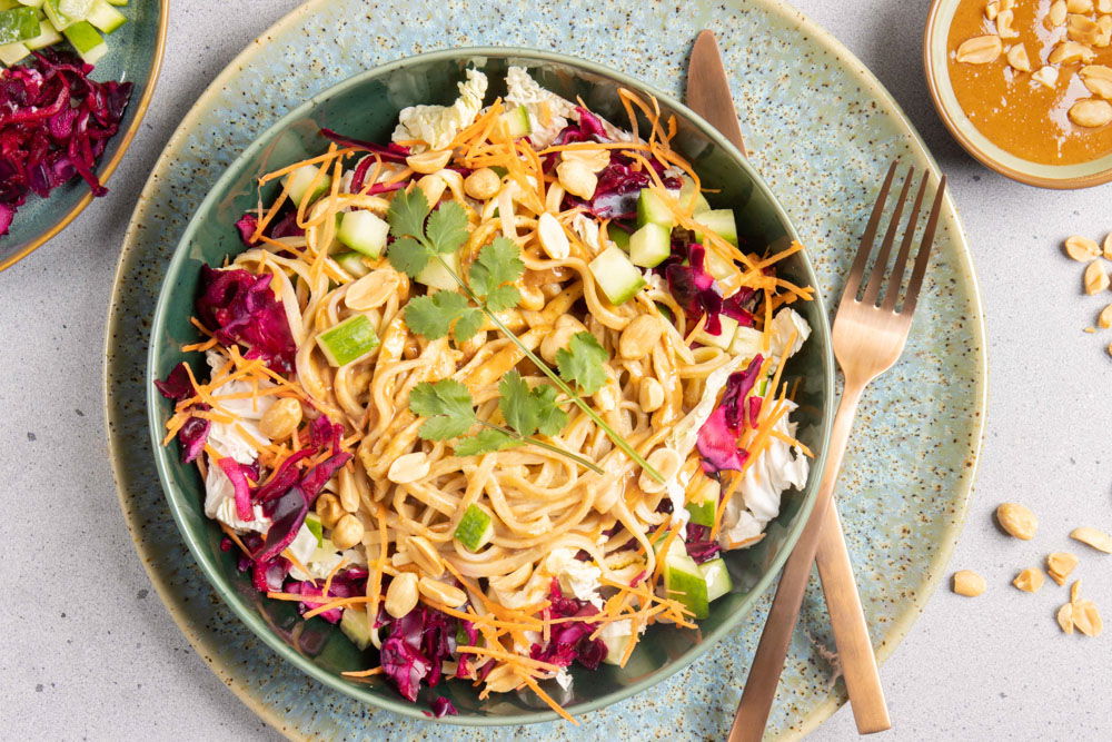 Noedelsalade met pindadressing