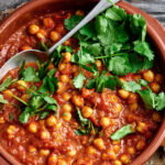 Vegetarische tikka masala curry met kikkererwten en tomaat