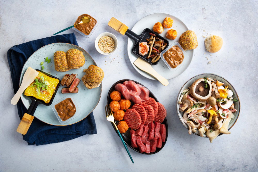 Satesaus Gourmet Gourmet Met Paddenstoelen Roerbak, Omelet, Zalmballetjes En Satésaus (2)