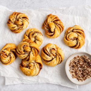 Kanelbullar met kandijsuiker
