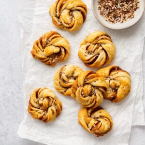 Kanelbullar met kandijsuiker
