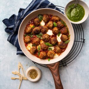 Italiaanse gehaktballen in tomatensaus met pesto