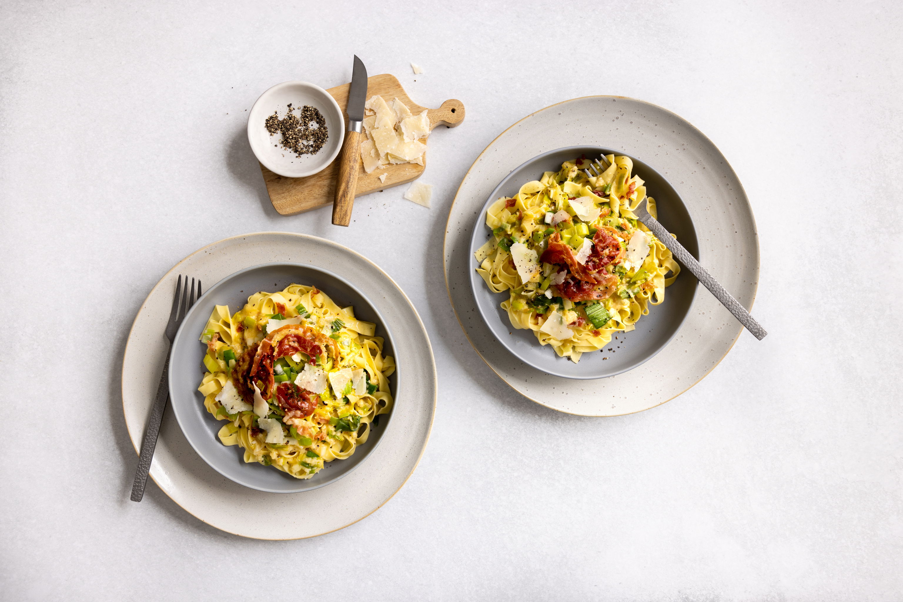 Zwarte Peper Molen Tagliatelle Carbonara Met Pancetta, Gesmoorde Prei En Zwarte Peper (2)