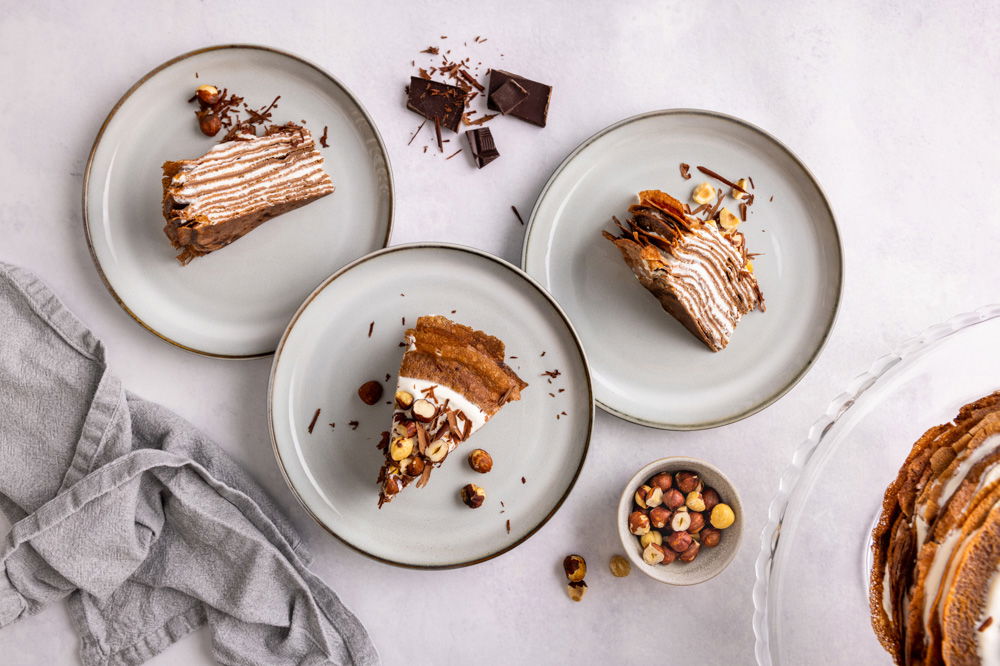 Chocolade crêpes-taart met kokosyoghurt