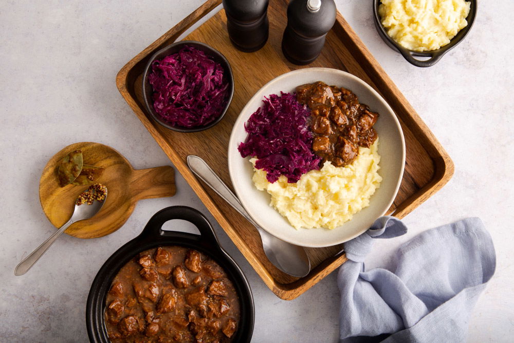 Hachee met rode kool en aardappelpuree
