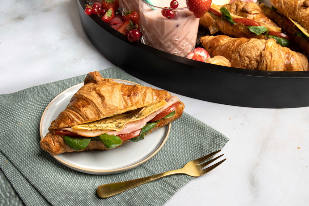 Hartig belegde croissants met pesto