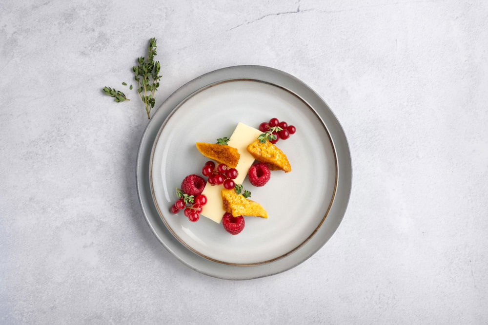 Kardemom Vanille Panna Cotta Met Honeycomb, Citroentijm En Rood Fruit