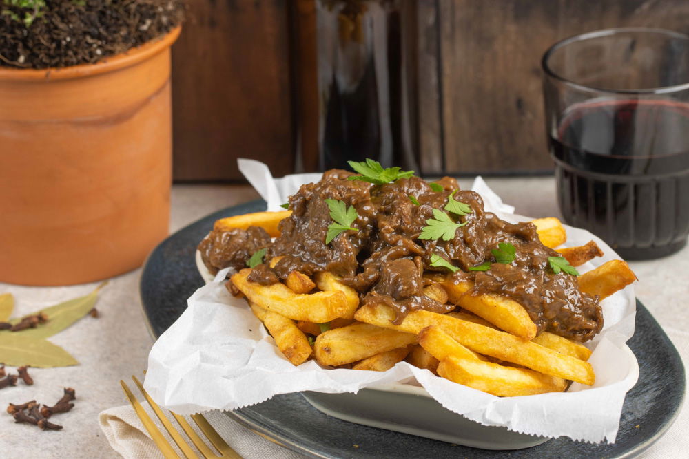 Limburgs zuurvlees met frietjes