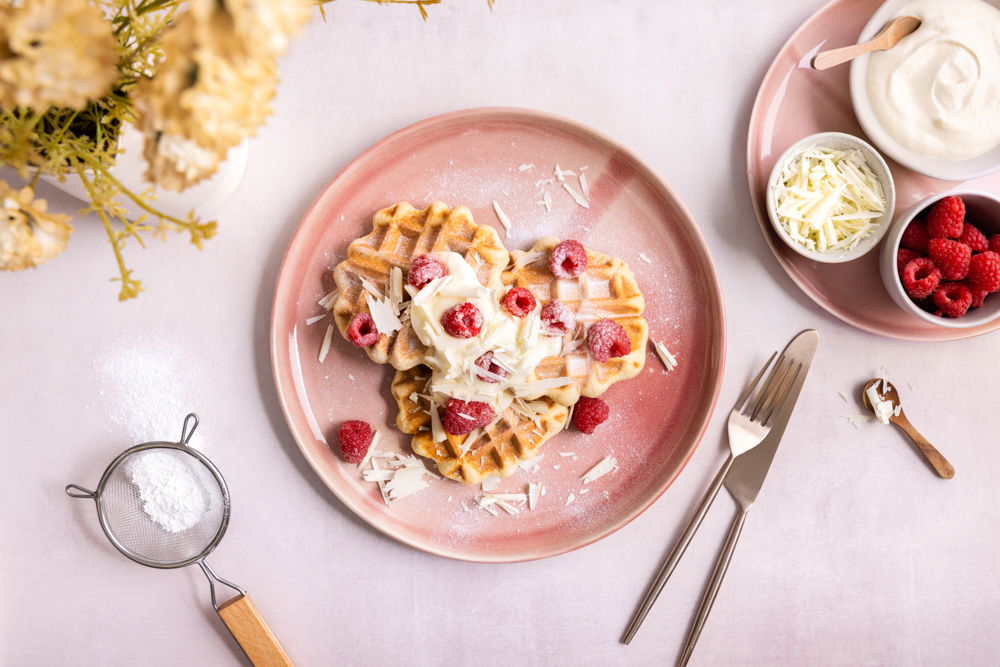 Luikse wafels met frambozen, witte chocolade en slagroom