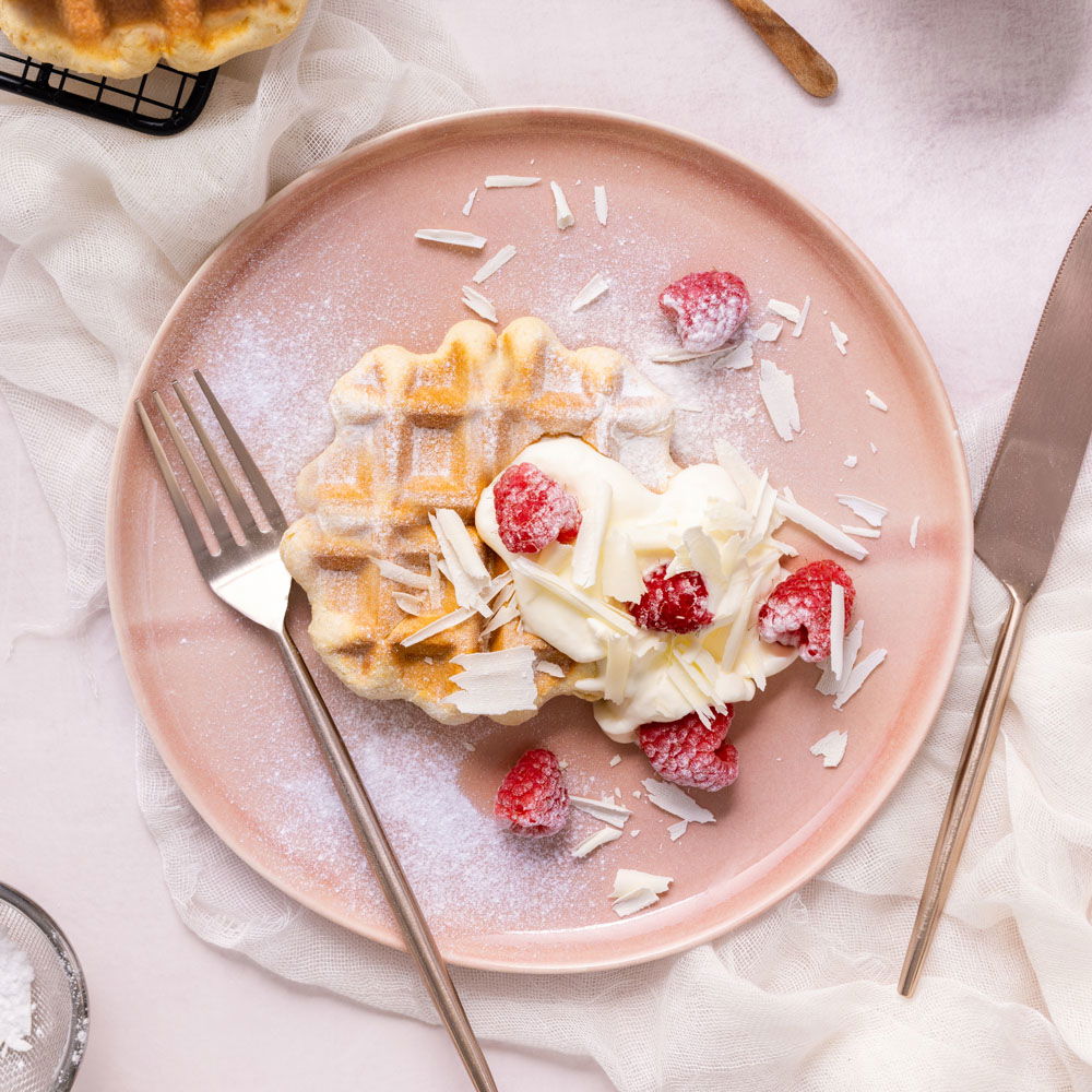 Luikse wafels met frambozen, witte chocolade en slagroom