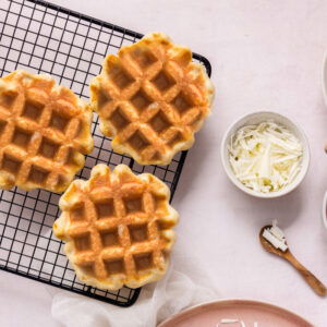 Luikse wafels met frambozen, witte chocolade en slagroom