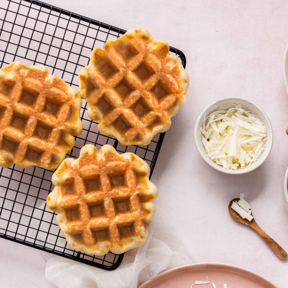 Luikse wafels met frambozen, witte chocolade en slagroom