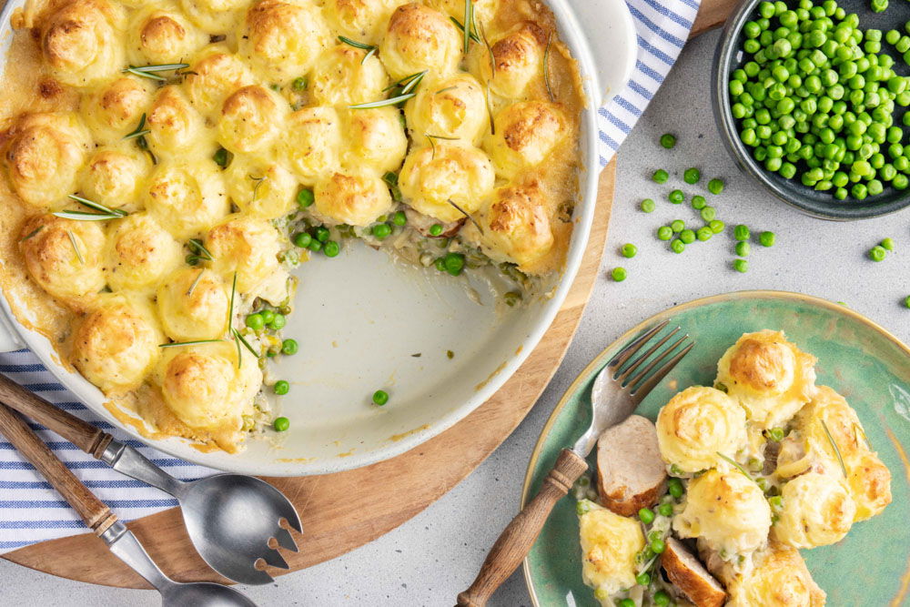 Ovenschotel met saucijzen, erwtjes en prei
