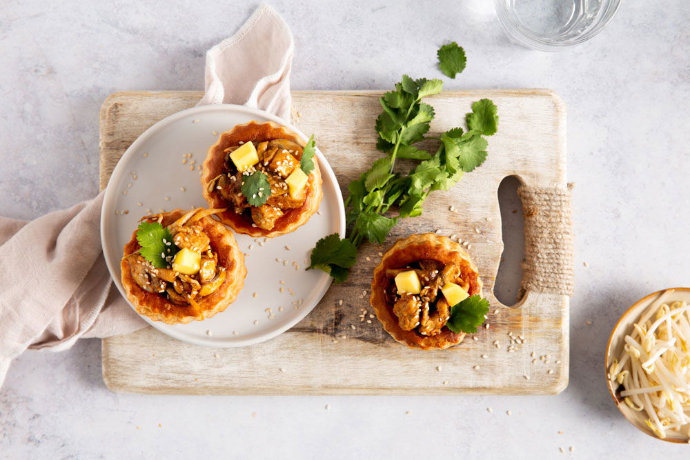 Pasteitje met Thaise kip, taugé en mango