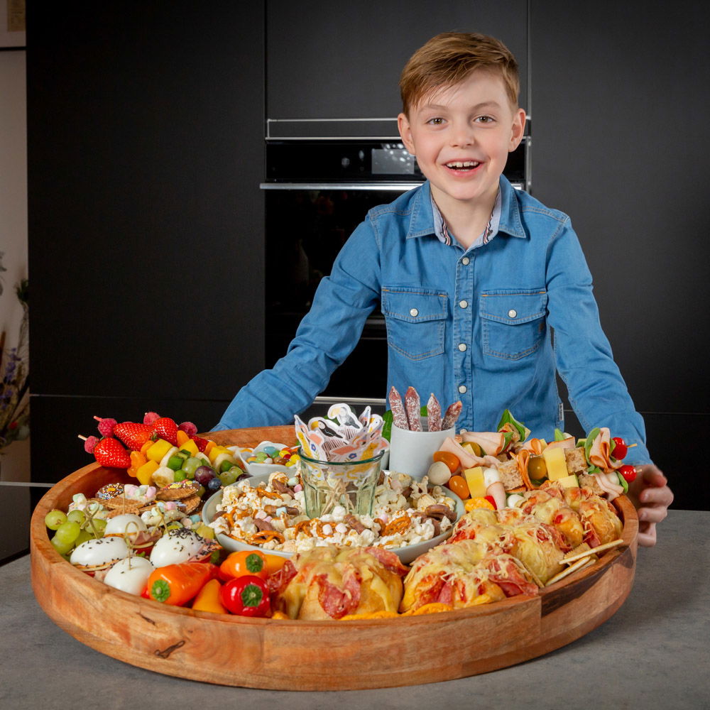 Tijn met borrelplank kids