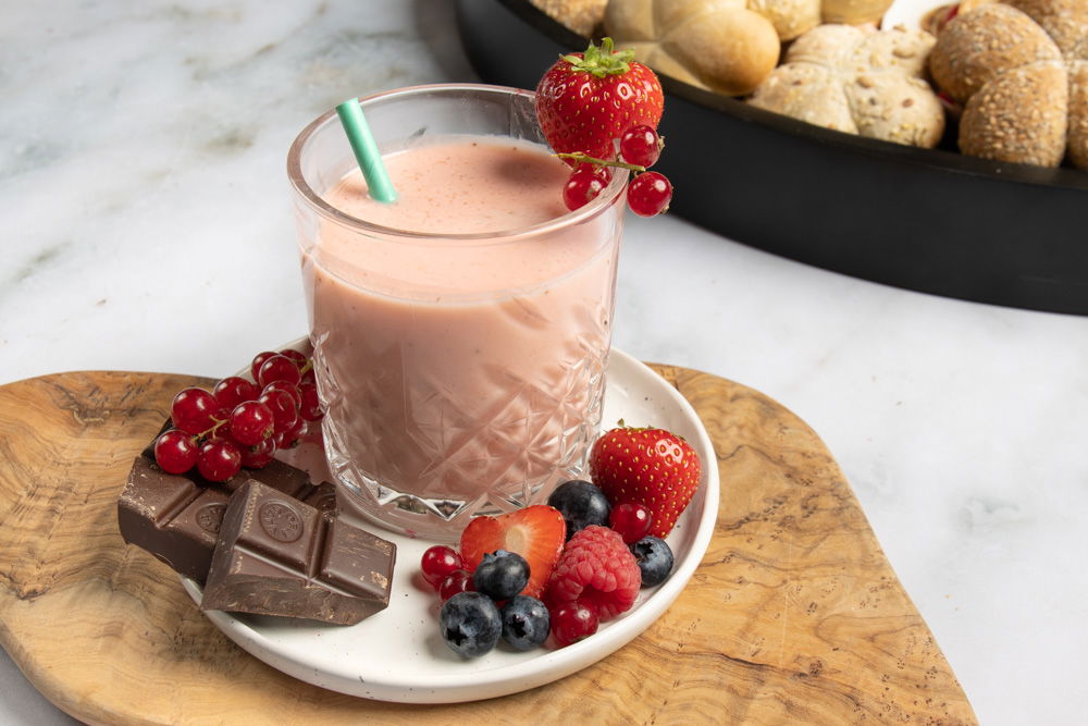 Yoghurt smoothie met limoen, aardbei en sinaasappel