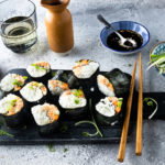 Sushi rol met tonijn en sriracha mayonaise