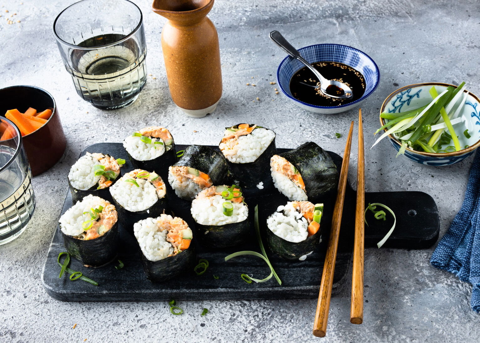 sushi rol met tonijn