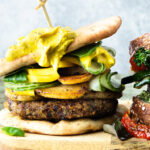 Indiase veggieburgers met naanbrood en kerrie-kokossaus