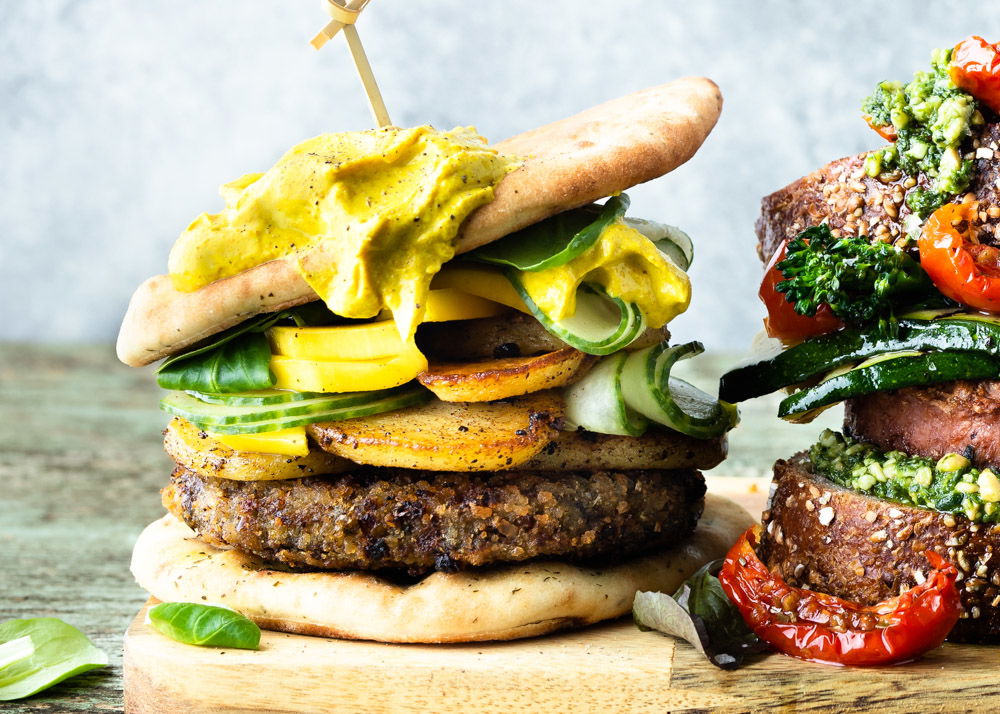 Indiase veggieburgers met naanbrood en kerrie-kokossaus